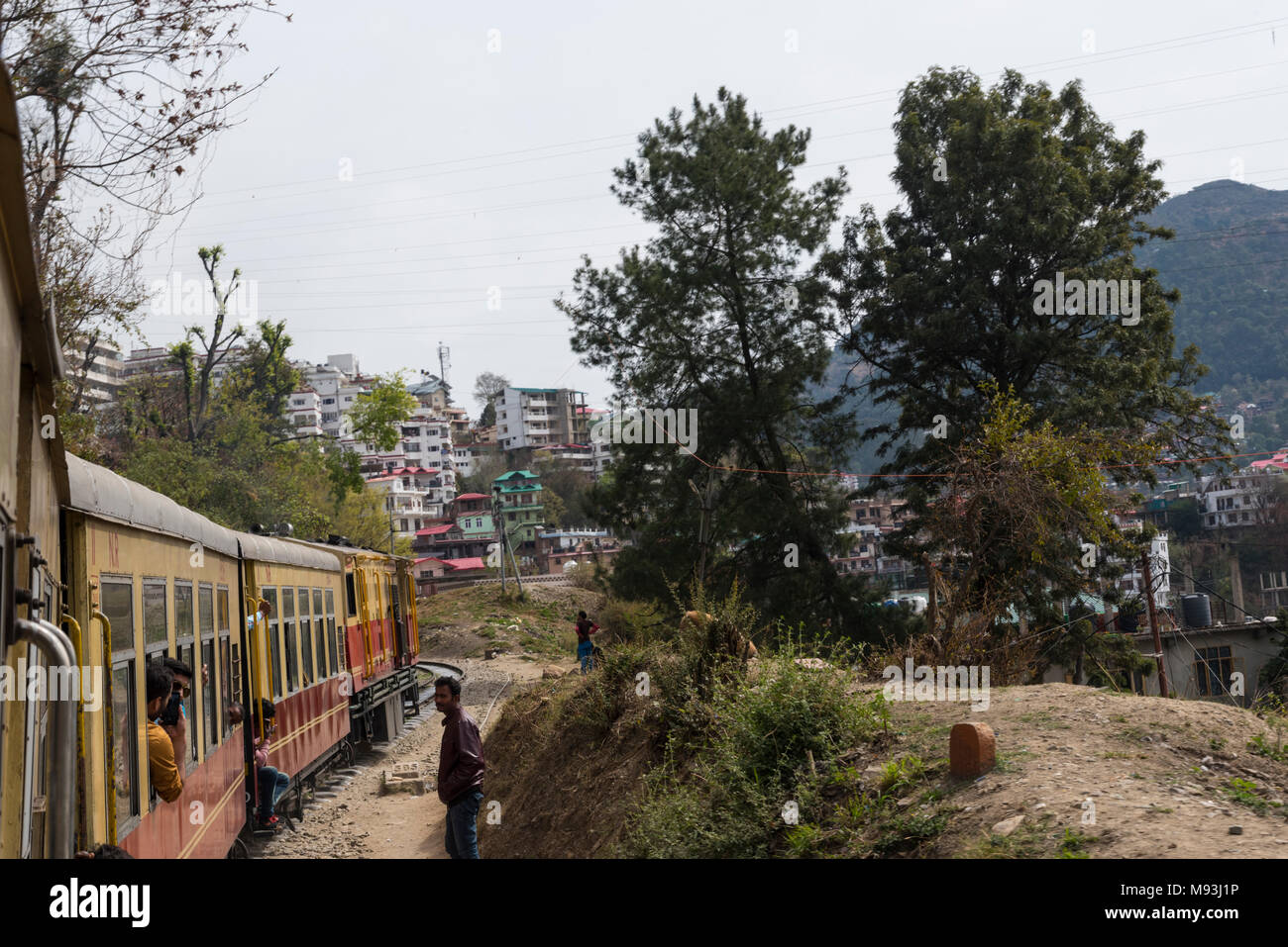 Più famoso trenino da Kalka Shimla a toy train lungo il tragitto con la bellezza scenica di montagne in Himachal Pradesh, India, Asia Foto Stock