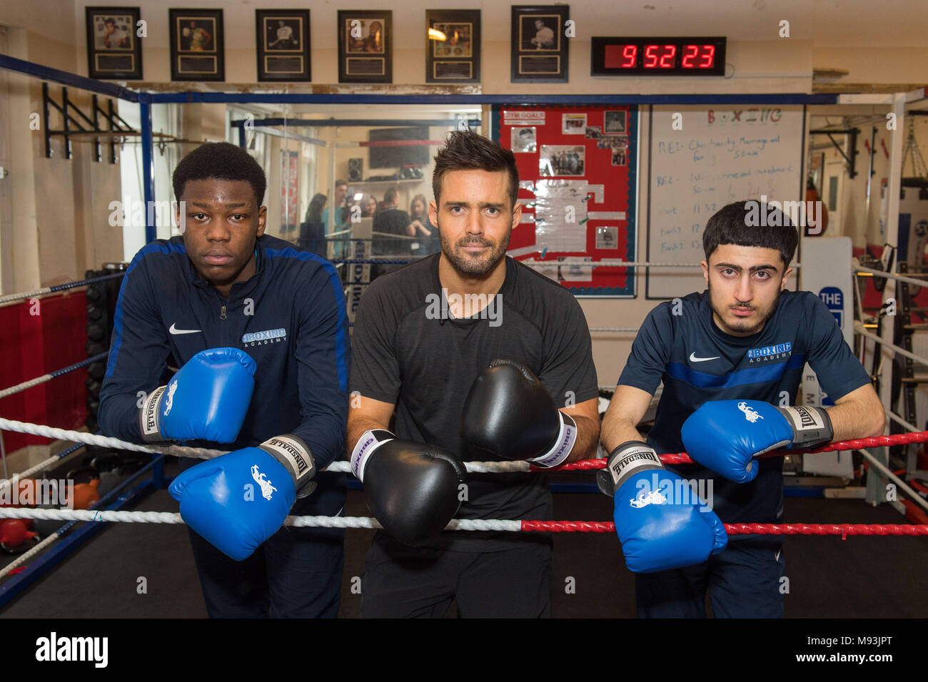 Spencer Matthews (centro) con gli studenti Tipoti (a sinistra) e Ali (senza cognomi) durante una visita alla Boxing Academy, un progetto sportivo finanziato dal Comic Relief a Hackney, Londra, in vista della sfida di boxe di Sport Relief. 13/03/18 Foto Stock