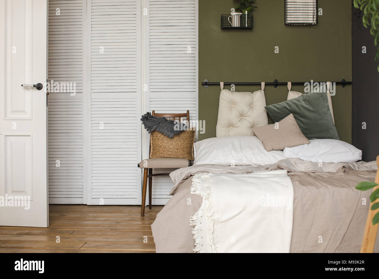Moderno e accogliente camera da letto alla luce del giorno Foto Stock