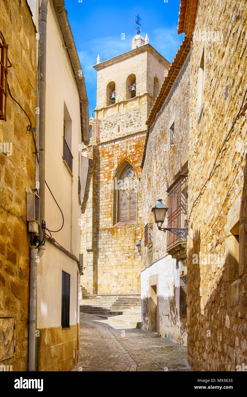 La pietra e le sue case dipinte di bianco di Trujillo street, Estremadura, Spagna. Foto Stock