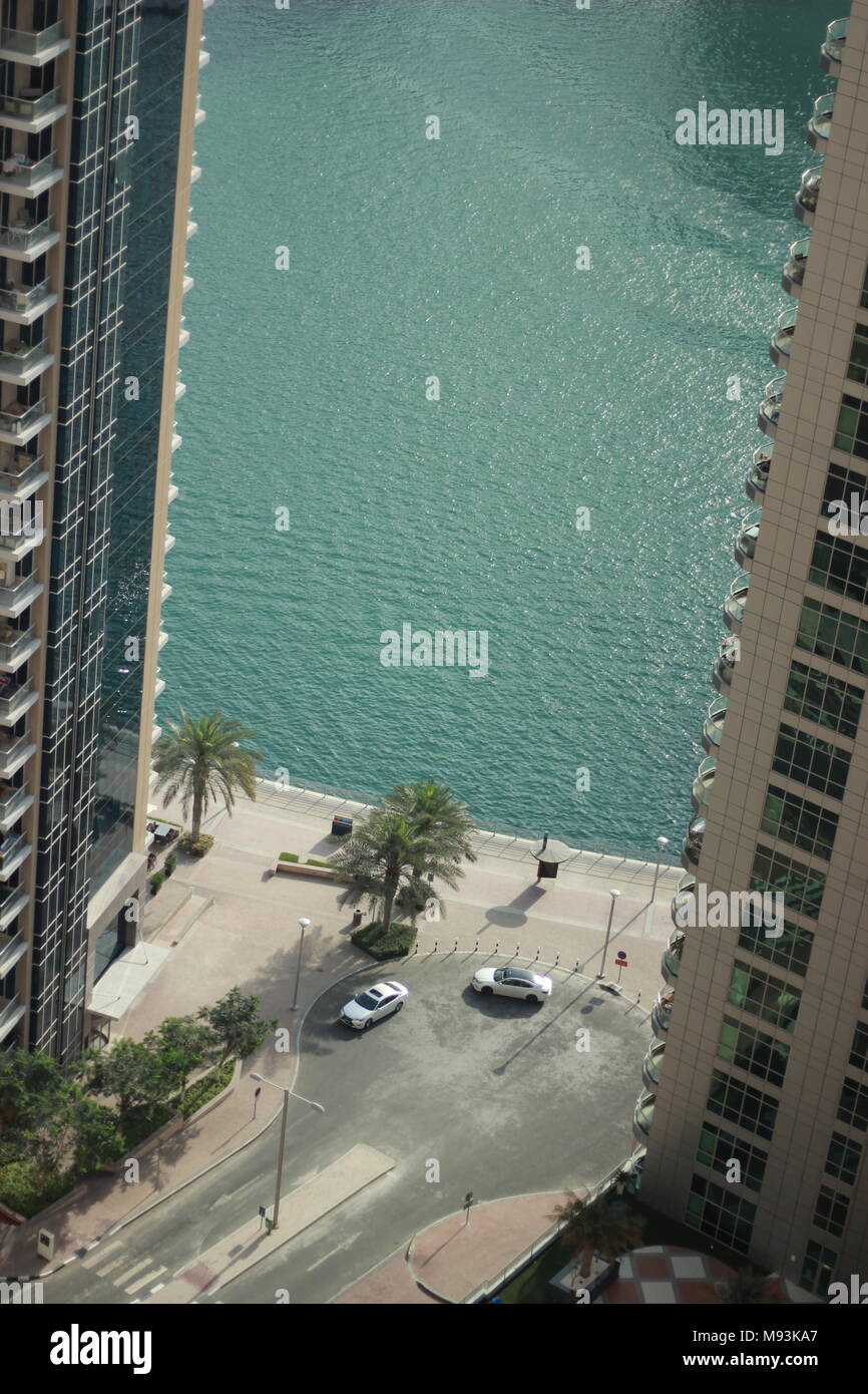 I taxi di attendere nella Marina di Dubai, UAE Foto Stock