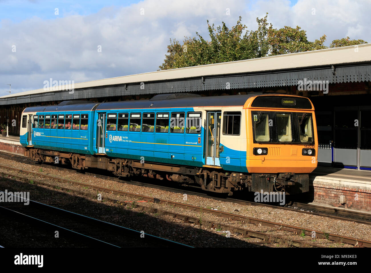 Arriva Trains Wales Classe 142 142010 alla stazione di Gloucester, Gloucester, England, Regno Unito Foto Stock