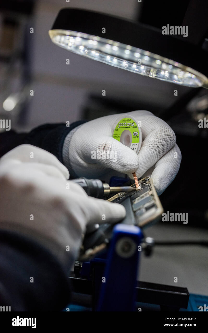 Le riparazioni di dispositivi elettronici, patatine, schede madri, saldatura Foto Stock