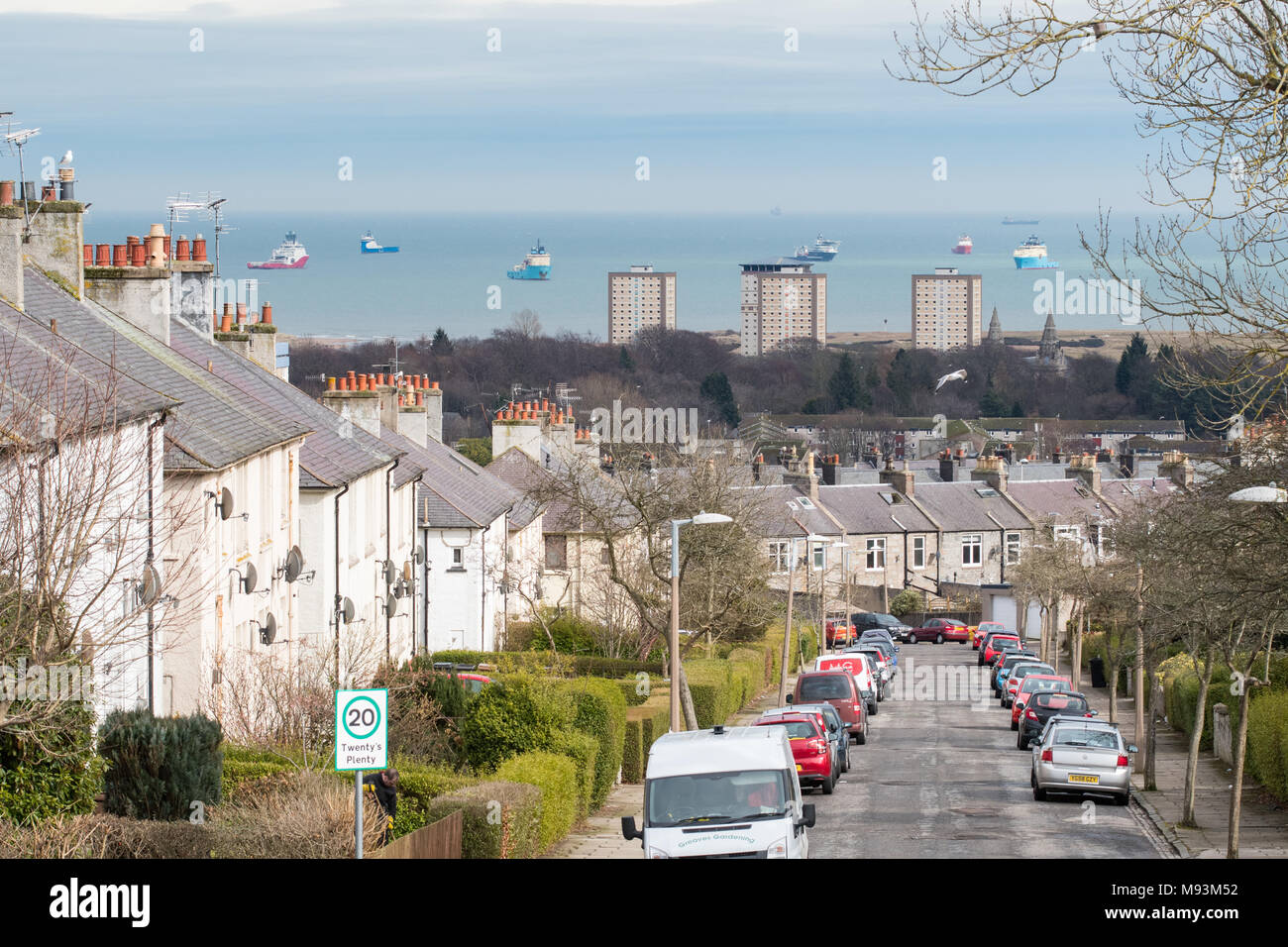 Vista della zona residenziale di Aberdeen, a nord del centro città - proprietà tipi di alloggiamento e Seaton Park, con alimentazione in attesa delle navi al di ancoraggio Foto Stock