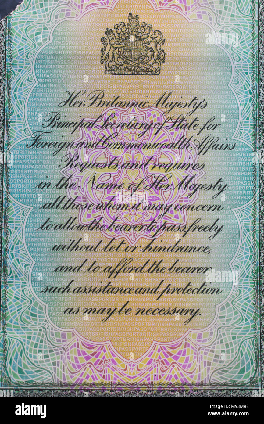 Il nuovo passaporto del Regno Unito per essere rilasciati dopo Brexit sarà fatta in Francia, secondo l'attuale produttore britannico. La corrente di passaporto di Borgogna, in uso fin dal 1988, tornerà alla sua originale colore blu e oro da ottobre 2019. Il boss del fornitore inglese De La Rue ha dichiarato alla BBC che la ditta Franco-Dutch Gemalto aveva vinto il £490m contratto. Cultura Segretario Matthew Hancock detta una decisione finale non era stata fatta. Tuttavia, l'ufficio a casa detti passaporti non doveva essere realizzato nel Regno Unito e in alcune copertine vuote sono stati già effettuati all'estero. Foto Stock