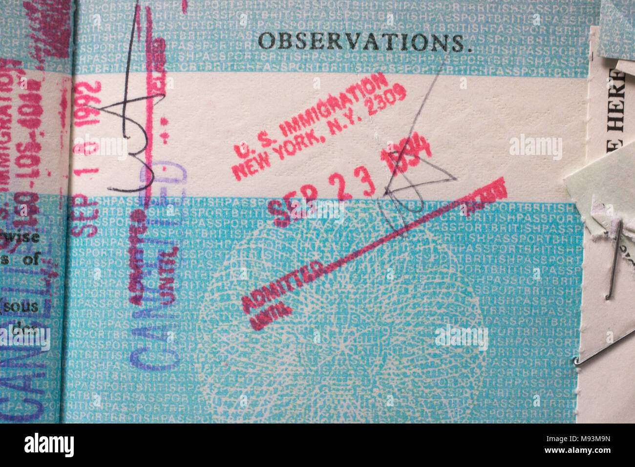 Il nuovo passaporto del Regno Unito per essere rilasciati dopo Brexit sarà fatta in Francia, secondo l'attuale produttore britannico. La corrente di passaporto di Borgogna, in uso fin dal 1988, tornerà alla sua originale colore blu e oro da ottobre 2019. Il boss del fornitore inglese De La Rue ha dichiarato alla BBC che la ditta Franco-Dutch Gemalto aveva vinto il £490m contratto. Cultura Segretario Matthew Hancock detta una decisione finale non era stata fatta. Tuttavia, l'ufficio a casa detti passaporti non doveva essere realizzato nel Regno Unito e in alcune copertine vuote sono stati già effettuati all'estero. Foto Stock