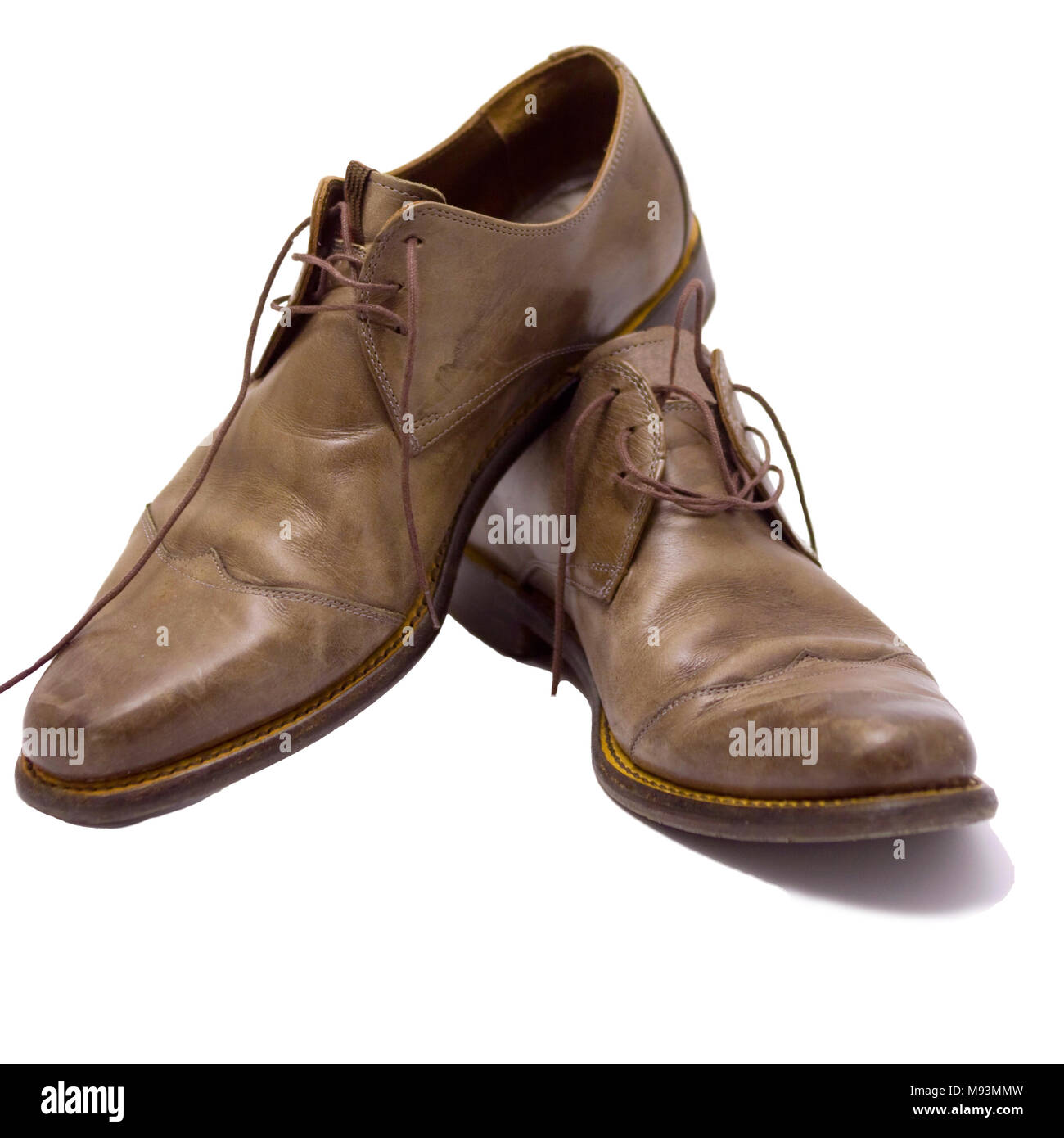 Moderno edificio grigio scarpe di pelle per gli uomini isolati su bianco Foto Stock