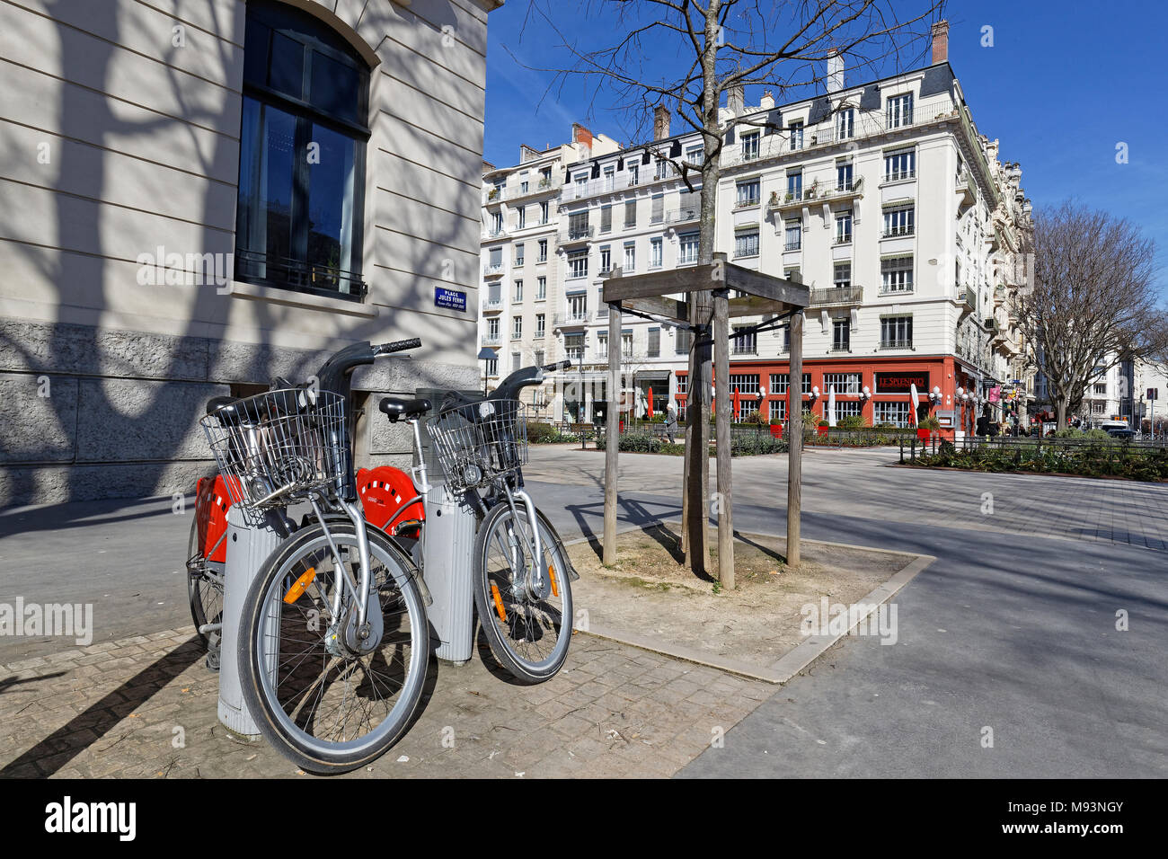 Lione, Francia, 22 marzo 2018 : bicicletta sistema di condivisione, di fronte all'antica stazione ferroviaria di Lyon-Brotteaux. Velo v è una bicicletta la condivisione di esecuzione del sistema Foto Stock