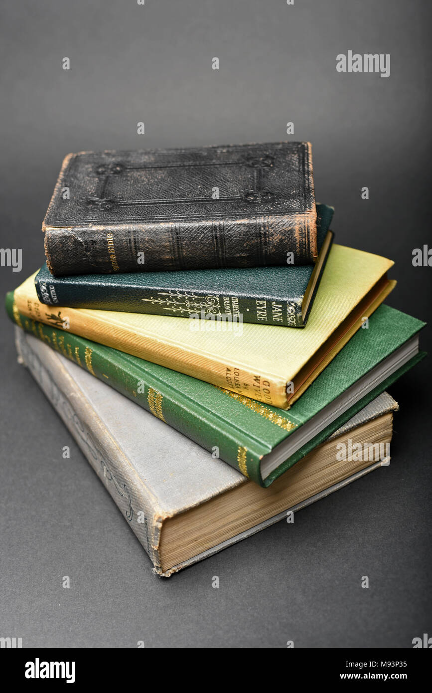 Impilati collezione di libri antichi Foto Stock