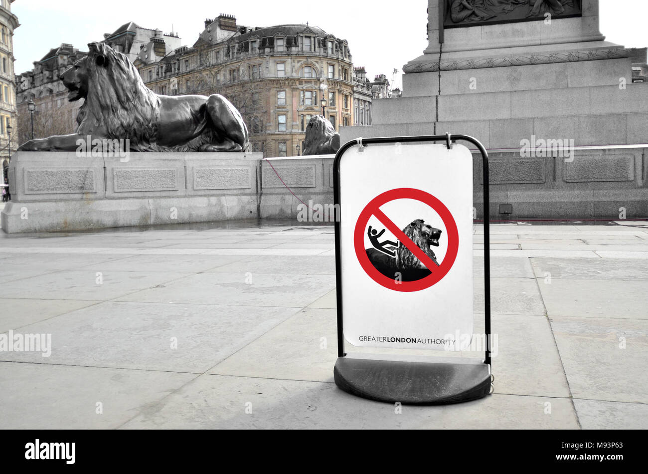 Londra, Inghilterra, Regno Unito. Trafalgar Square - 'Non salire sul Lions' segno da Nelson della colonna Foto Stock