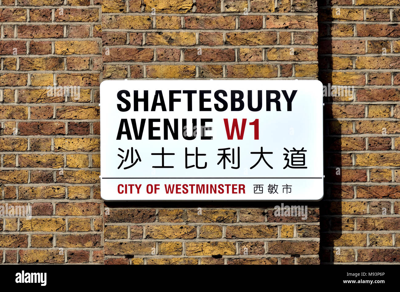 Londra, Inghilterra, Regno Unito. Shaftesbury Avenue bilingue segno Street a Chinatown - in inglese e cinese Foto Stock