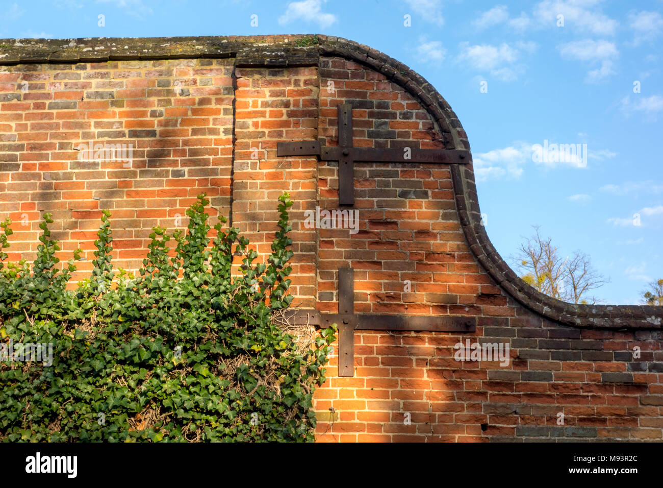 Il vecchio muro di mattoni in metallo con supporti di fissaggio Foto Stock