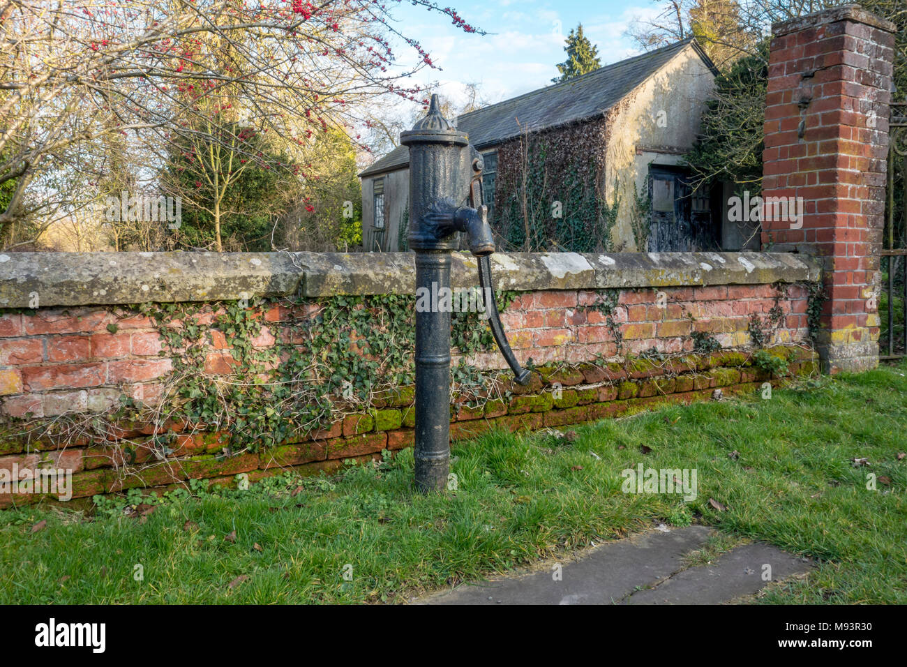 Borgo antico metallo ghisa pompa acqua, Hexton, Hertfordshire, Regno Unito Foto Stock