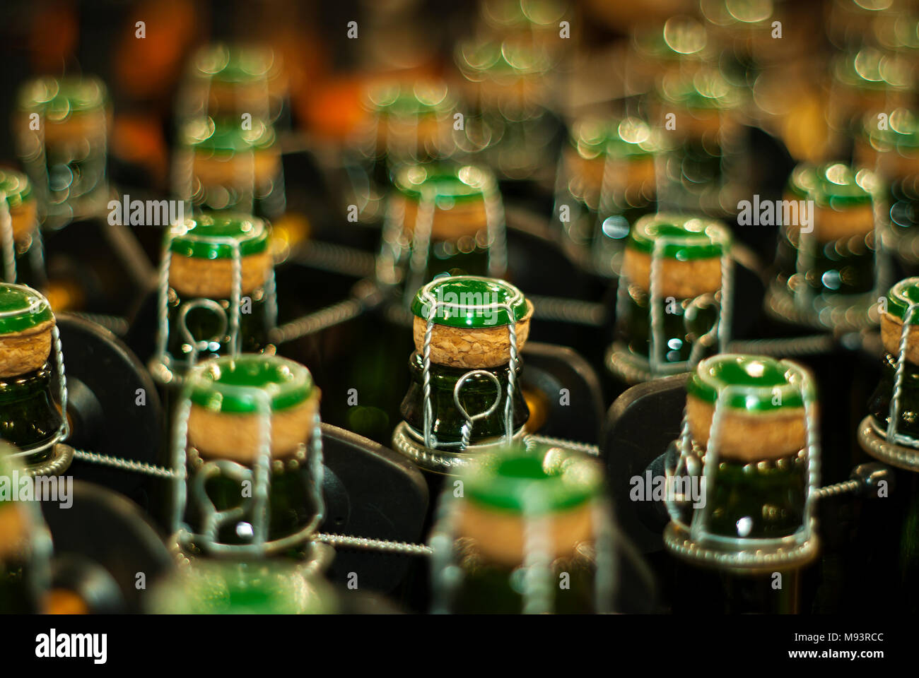 Tappare le bottiglie di vino spumante, la birra o il sidro closeup con  sfondo sfocato Foto stock - Alamy