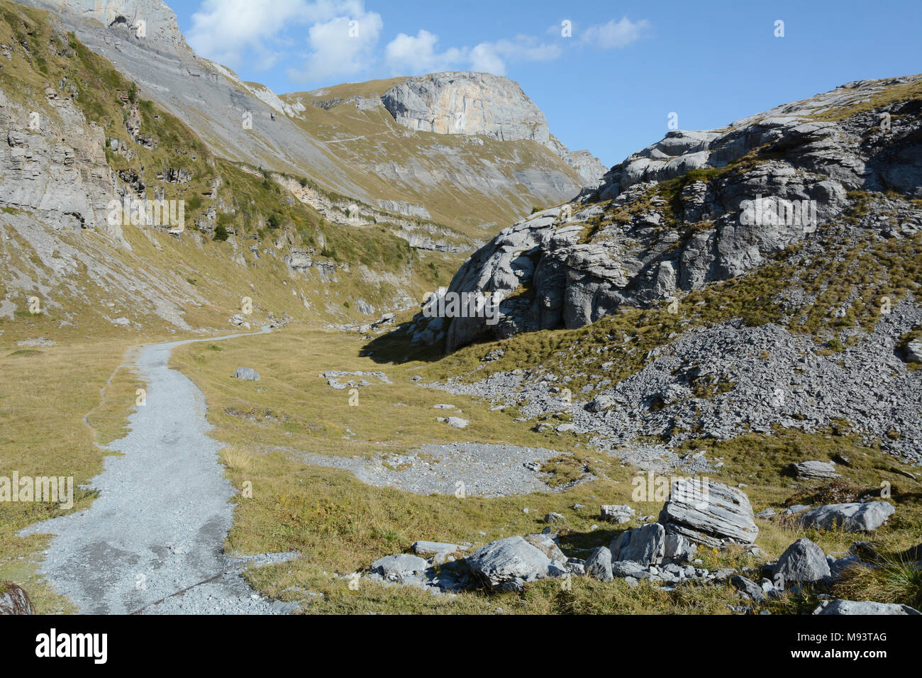 Il Bernese-Oberland percorso escursionistico attraverso il Passo del Gemmi nelle Alpi Bernesi vicino lo svizzero alpine resort città di Leukerbad, Vallese, Svizzera. Foto Stock