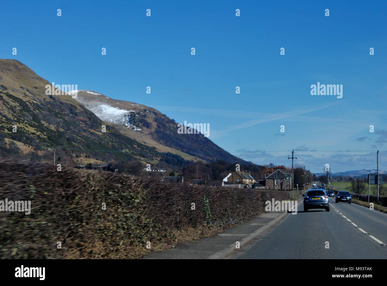 B viaggio su strada attraverso Clackmannanshire passato la neve e rabboccato Ochil Hills. Foto Stock