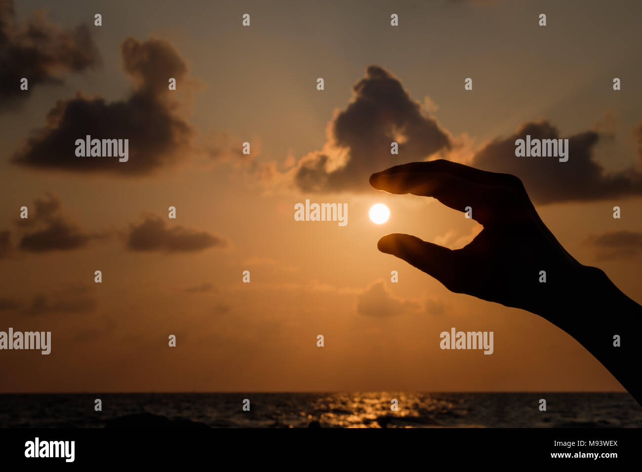 Silhouette Mani di prendere il sole in caduta durante il tramonto. Foto Stock