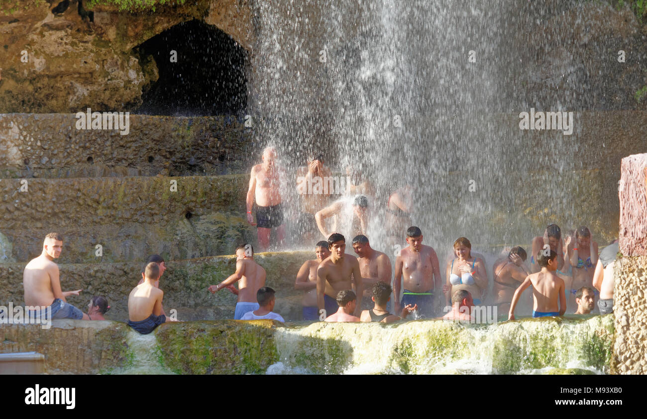 Main, Madaba, Giordania, 11 marzo 2018: persone provenienti da molti paesi del mondo hanno divertimento e gioia per le calde sorgenti di Ma'in con il grande wa Foto Stock