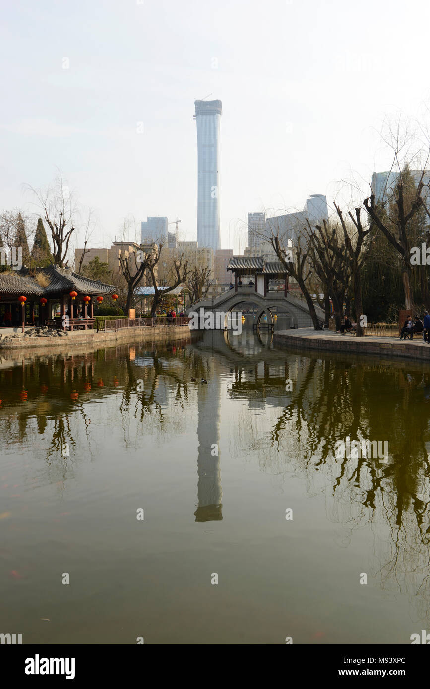 Vista di sud nel parco Tuanjiehu, Pechino, Cina, con edifici del CBD di distanza, in particolare il CITIC tower o Cina Zun, città più alti Foto Stock