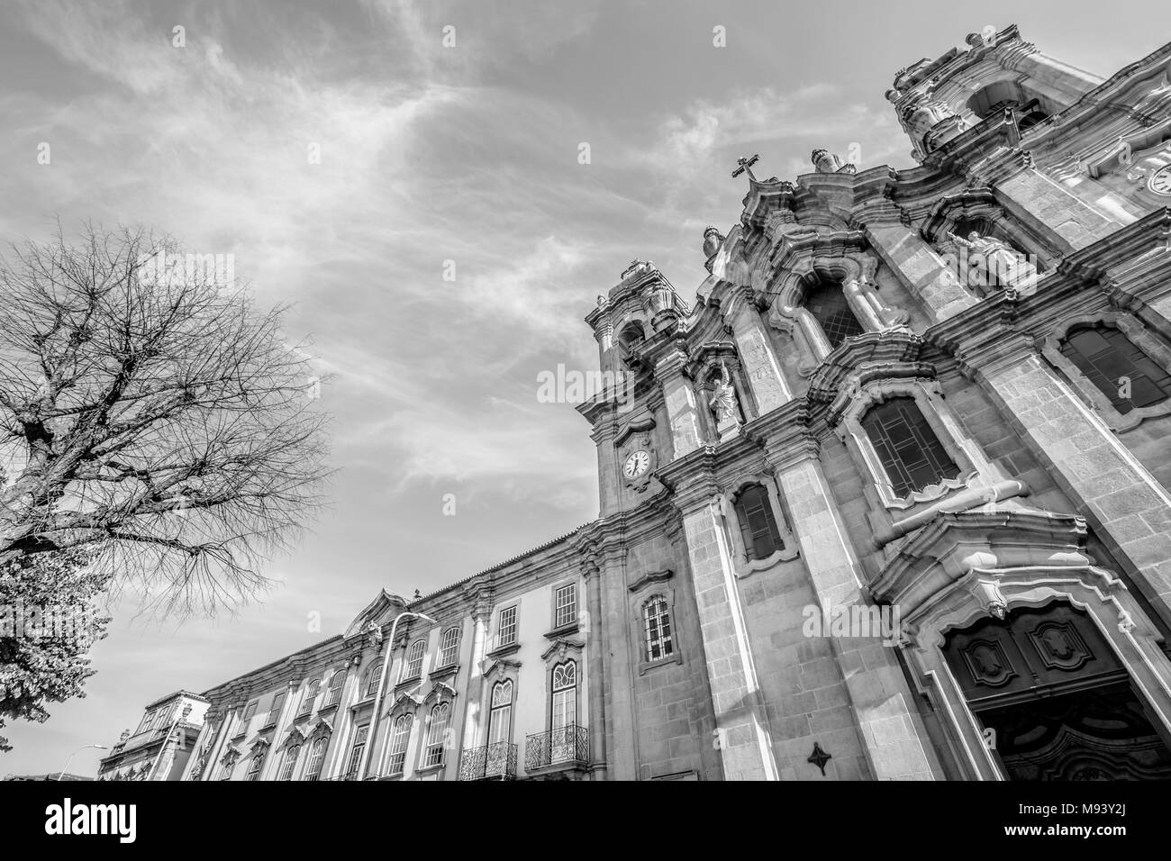 Braga, Portogallo. La facciata della chiesa e convento di Congregados o Convento della Congregazione di San Filippo di Neri, un esempio di architettura religiosa in stile barocco. Vista dal basso.Bianco e nero shot. Foto Stock