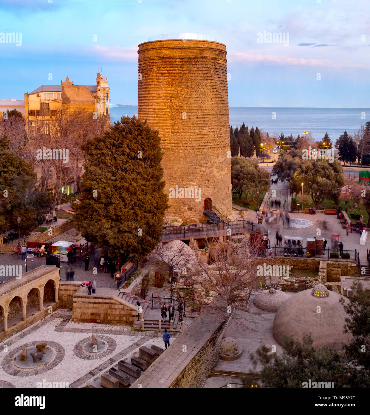 Vista panoramica di Maiden Tower e Icheri sheher, Baku, Azerbaijan Foto Stock