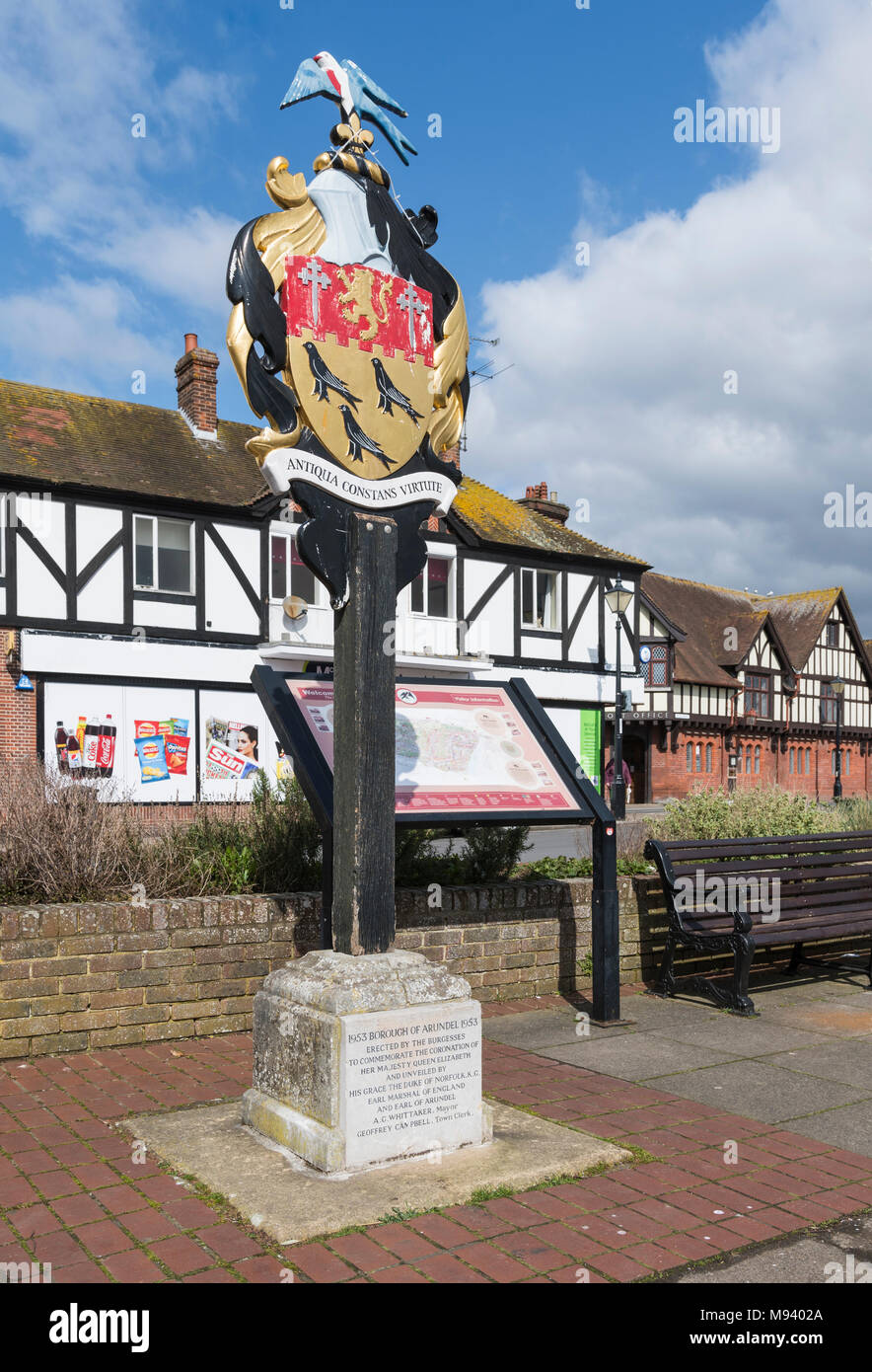 Arundel Stemma 'Antiqua Constans virtute" (saldi in antiche virtù) eretto nel 1953 in Arundel, West Sussex, in Inghilterra, Regno Unito. Foto Stock