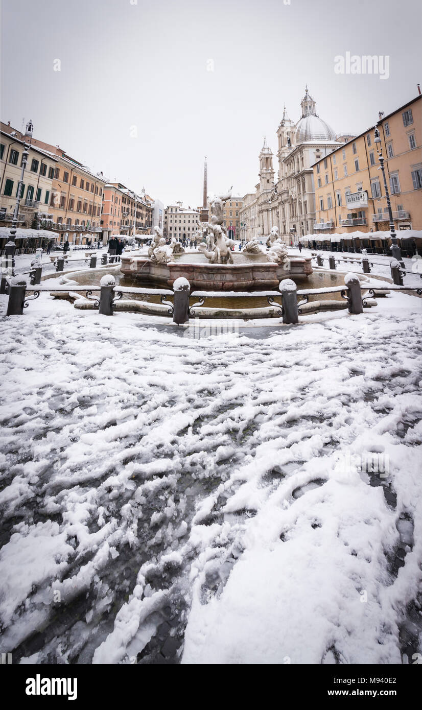 Roma, Italia, Febbraio 26th, 2018: Piazza Navona a Roma con neve con i cittadini e i turisti a piedi nella meraviglia dopo la nevicata insolita di F Foto Stock