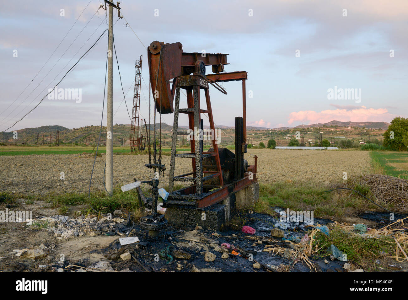 ALBANIA, Kucova, giacimento di petrolio greggio e pompa di perforazione dall'era comunista, ancora in funzione e inquinante l'ambiente / ALBANIEN, Kucova Erdoelfoerderung, alte Oelfoerderpumpe noch a Betrieb, Umweltverschmutzung Foto Stock