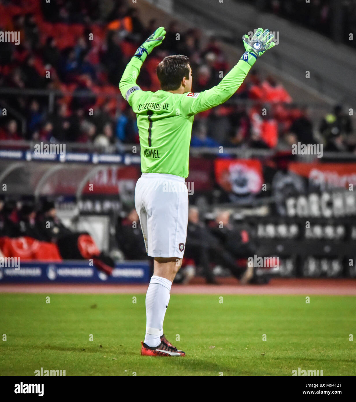 1. FC Nürnberg vs. Erzgebirge Aue - Immagine: (da L-R) Martin Männel (Erzgebirge Aue, #1) Foto Stock