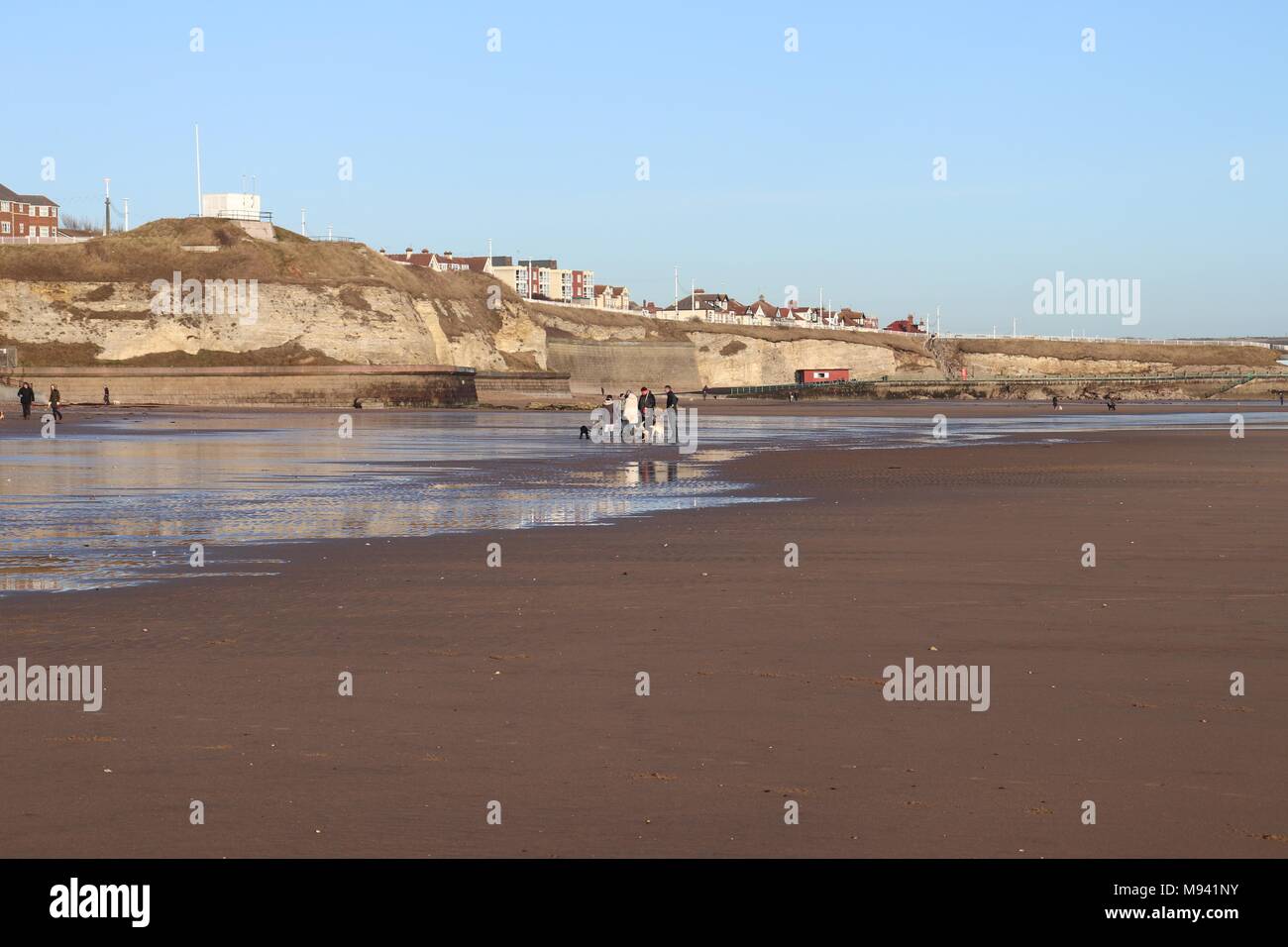 Dog Walkers Roker Beach inverno mattina Foto Stock