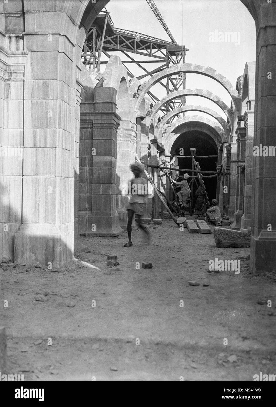 Egli la costruzione di Rashtrapati Bhavan foto scattata da A. G. Shoosmith, Edwin Lutyens il rappresentante in New Delhi, dove ha lavorato da 1920-1931.Shoosmith uscì in India nel 1920 da Edwin Lutyens' rappresentante permanente a Nuova Delhi. Quando il nuovo capitale è stato in aumento, Lutyens e Herbert Baker usciti solo per un paio di mesi ogni inverno mentre il rappresentante permanente era sul posto tutto l'anno, e Shoosmith il lavoro era per supervisionare la costruzione del viceré's House Foto Stock