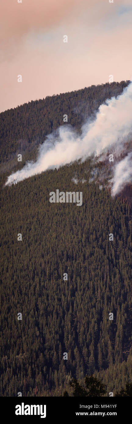 Montagne di nuvole in una giornata di sole Foto Stock