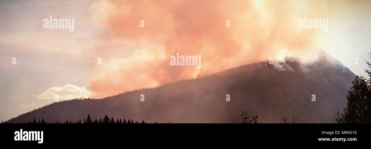 Montagne di nuvole in una giornata di sole Foto Stock