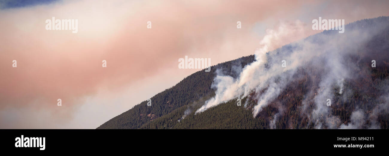 Montagne di nuvole in una giornata di sole Foto Stock