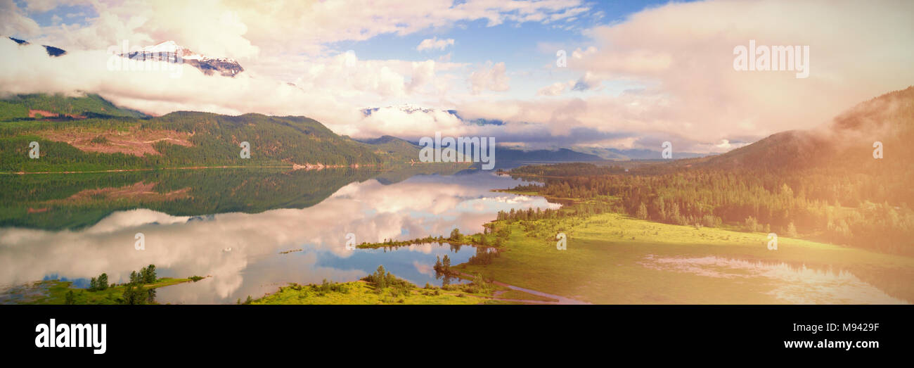 Fiume che scorre attraverso la terra paludosa Foto Stock