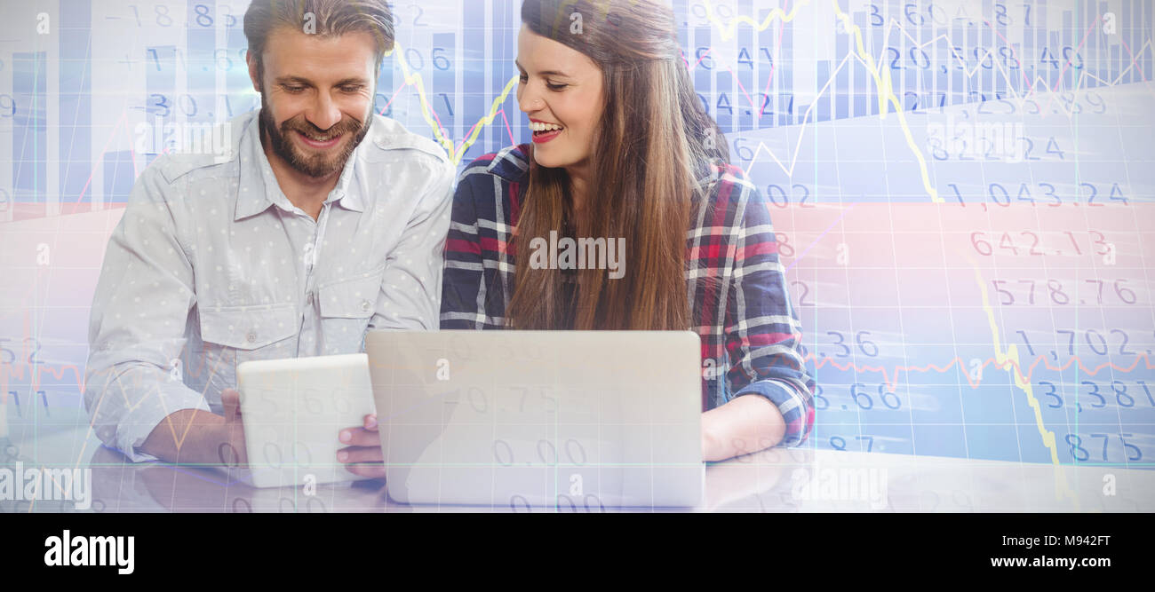 Immagine composita di smioling colleghi utilizzando la tecnologia contro uno sfondo bianco Foto Stock