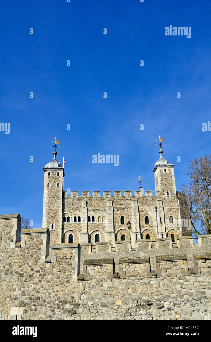 Londra, Inghilterra, Regno Unito. Torre di Londra (11th-14thC) Torre Bianca (XI secolo) e pareti esterne Foto Stock
