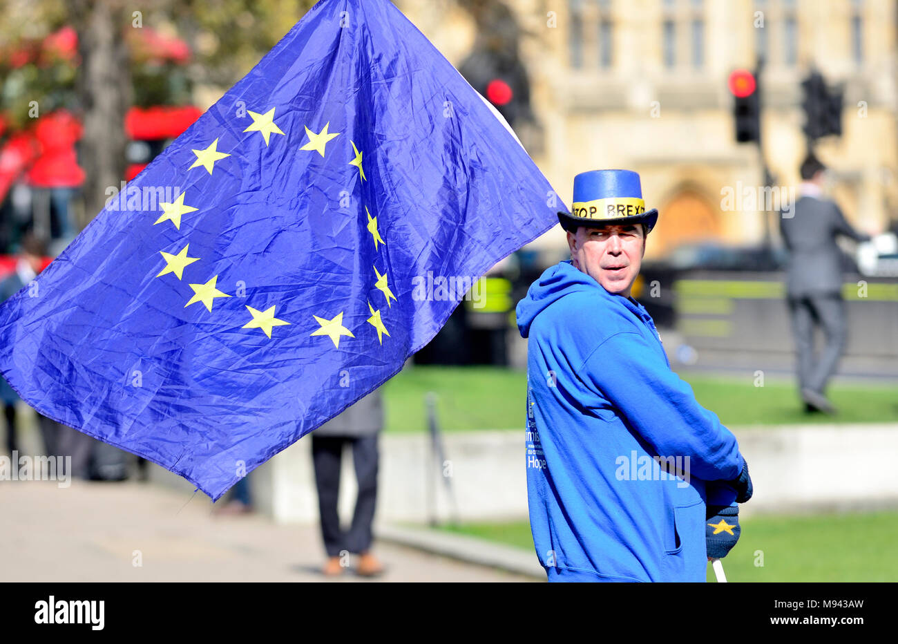 Steve Bray - Organizzatore di SODEM (Stand di Defiance Movimento Europeo) su College Green, Westminster, con GB e bandiera UE sul suo quotidiano anti-Brexit pro Foto Stock