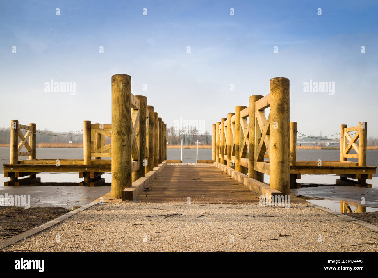 Lago ghiacciato con piattaforma di legno Foto Stock
