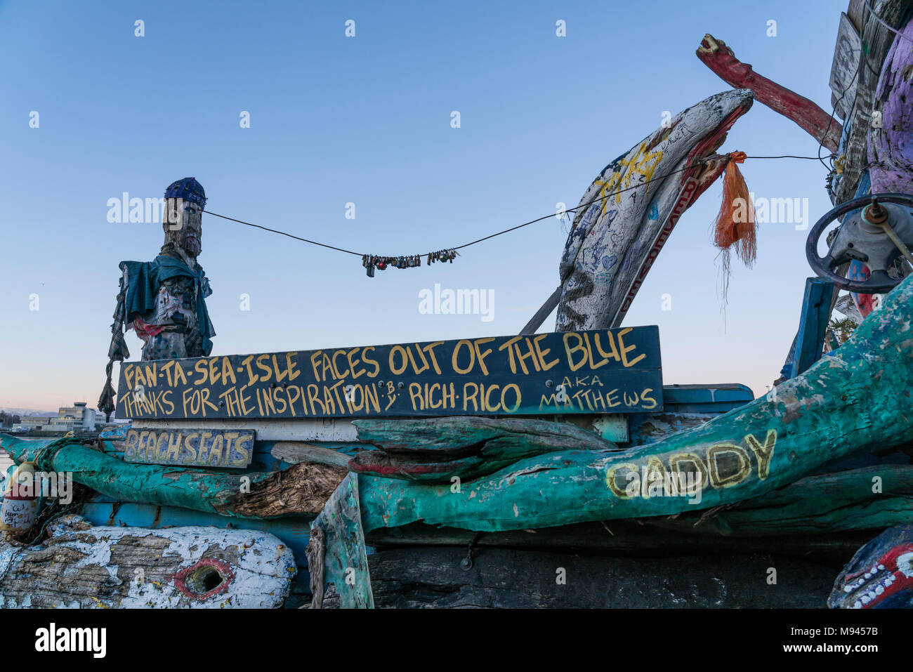 FAN-TA-mare-isola, un folk arte di installazione (o la raccolta della spazzatura) sulla passerella Westsong al porto di Victoria, British Columbia, Canada. Foto Stock
