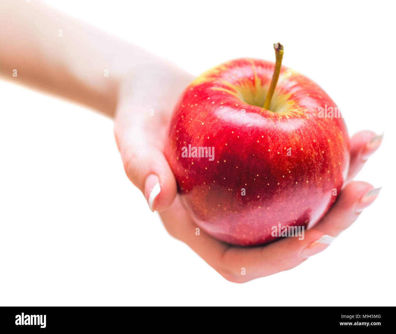 Donna dando a mano apple rosso isolato sul lamento sfondo. Foto Stock