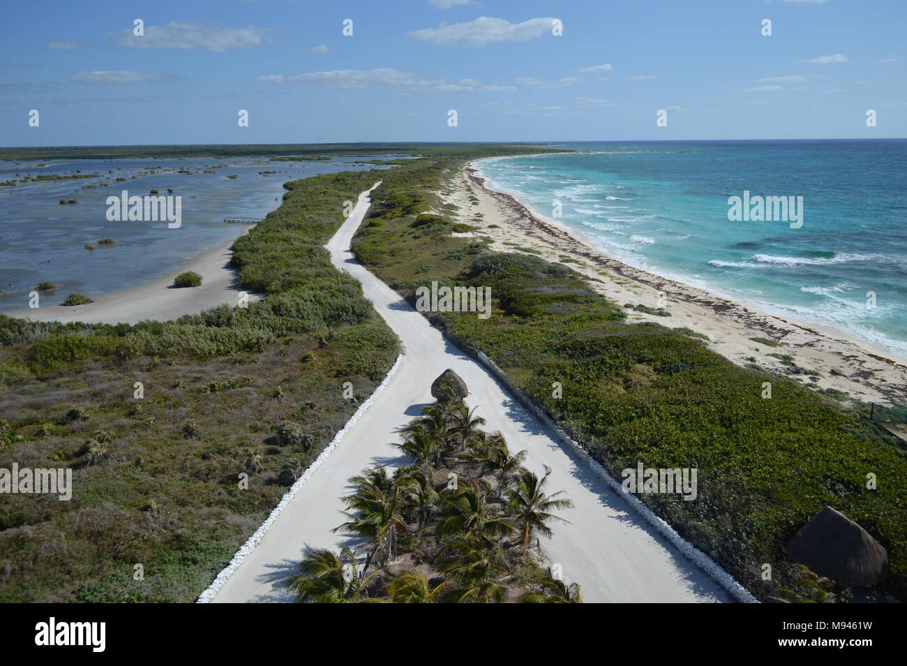 Una vista lungo la strada tra la costa e la palude di Punta Sur eco park sull isola di Cozumel, Messico Foto Stock