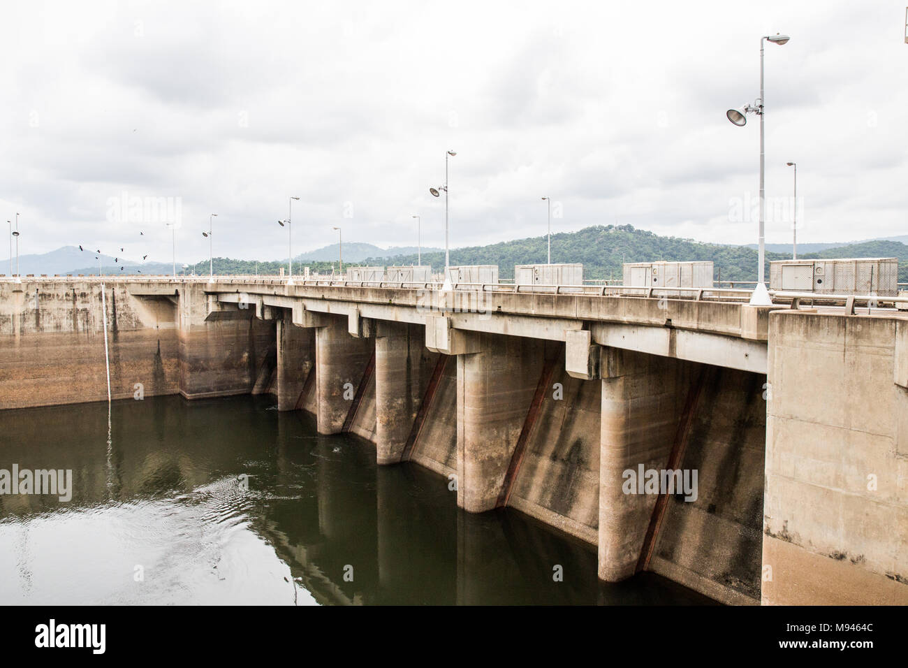 La diga di Akosombo, noto anche come la volta della diga, è una diga idroelettrica sul fiume Volta nel sud-est del Ghana. La costruzione della diga invaso parte del bacino del fiume Volta e ha portato alla successiva creazione del Lago Volta, il lago artificiale più grande del mondo da parte di area di superficie. Foto Stock