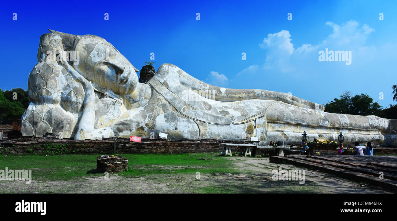 Wat Lokayasutharam, un tempio buddista della città di Ayutthaya parco storico, Thailandia Foto Stock