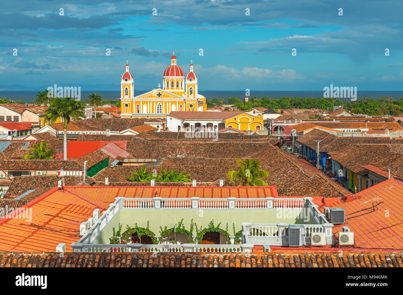 Paesaggio urbano della città di Granada al tramonto con lo stile coloniale architettura al tramonto e il lago Nicaragua in background, Nicaragua america centrale. Foto Stock