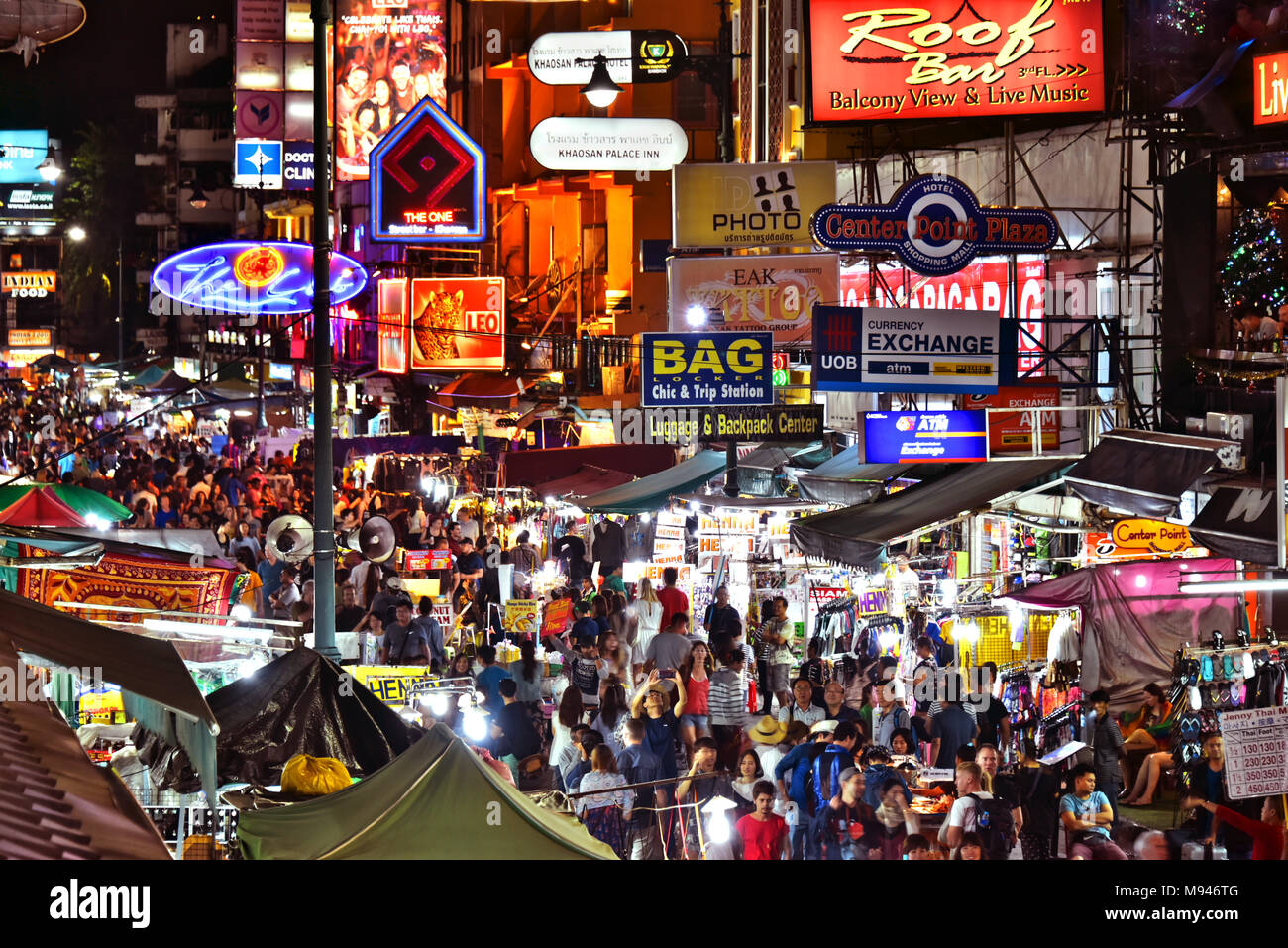 BANGKOK, Thailandia - Jan 12, 2018: Khaosan Road di notte, un famoso quartiere dei backpacker a Bangkok, in Thailandia Foto Stock
