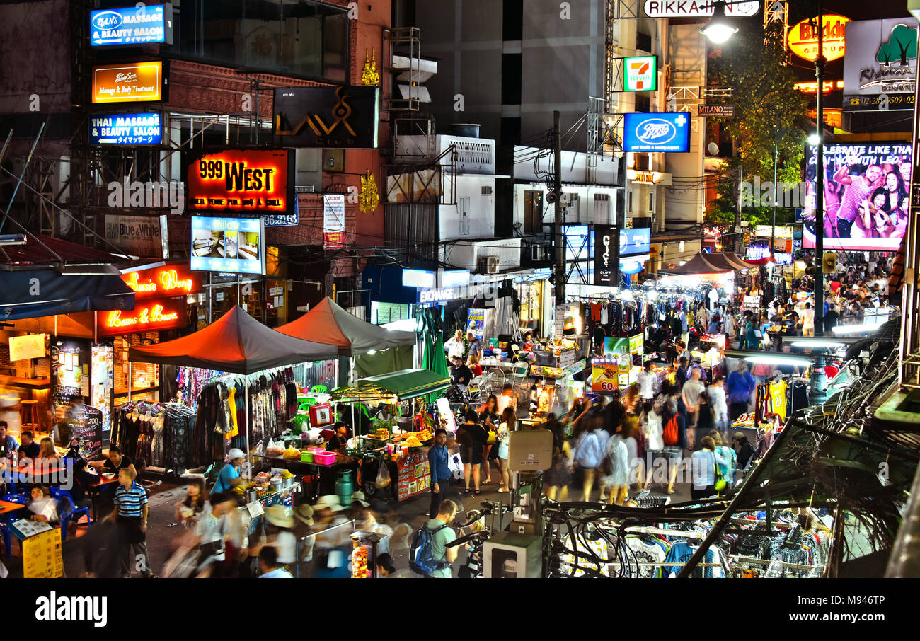 BANGKOK, Thailandia - Jan 12, 2018: Khaosan Road di notte, un famoso quartiere dei backpacker a Bangkok, in Thailandia Foto Stock