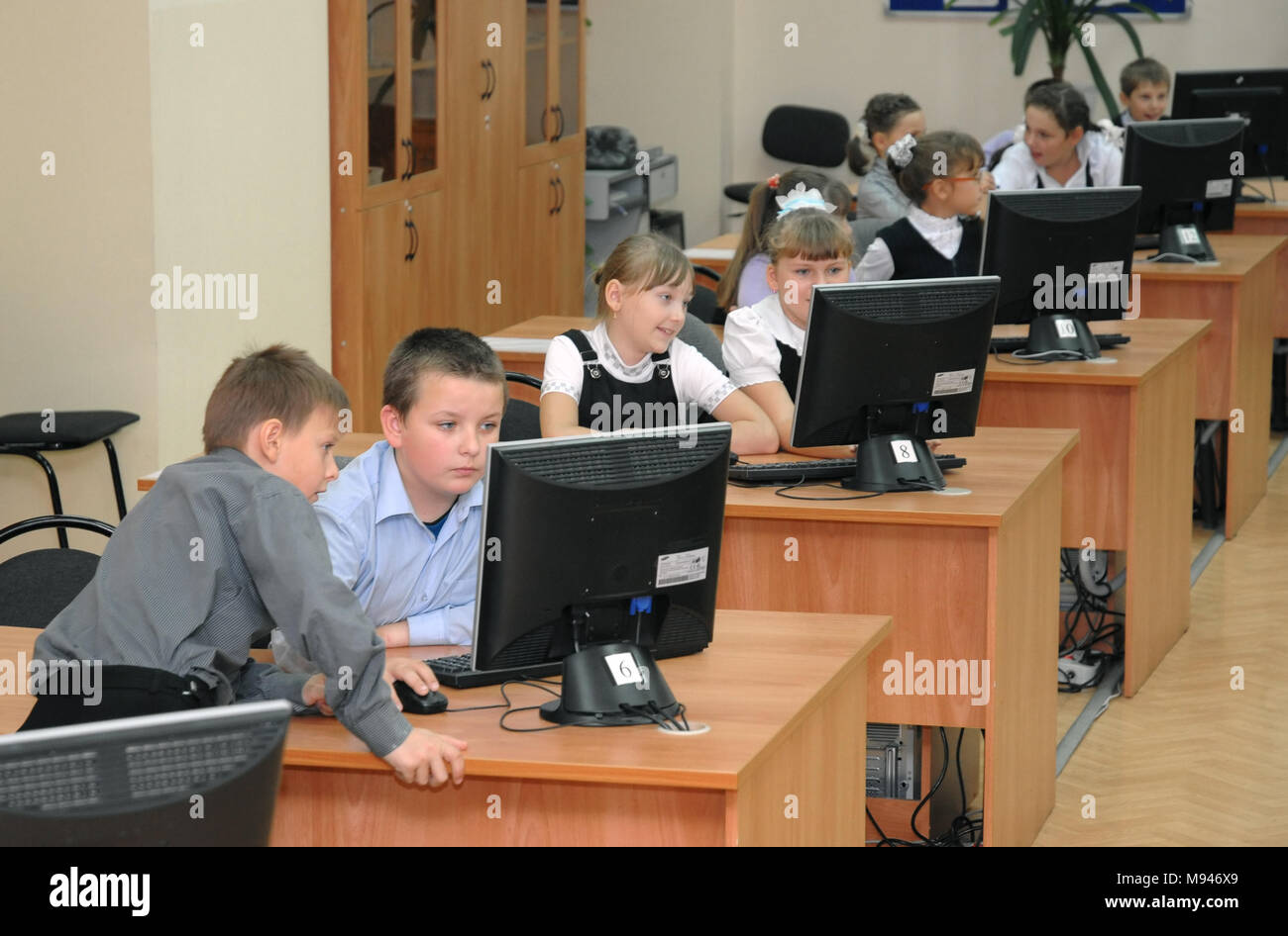 В школу в 6 лет можно ли. Школьники за компьютерами в классе. Ученик за компьютером. Компьютер в школе. Школьники на информатике.