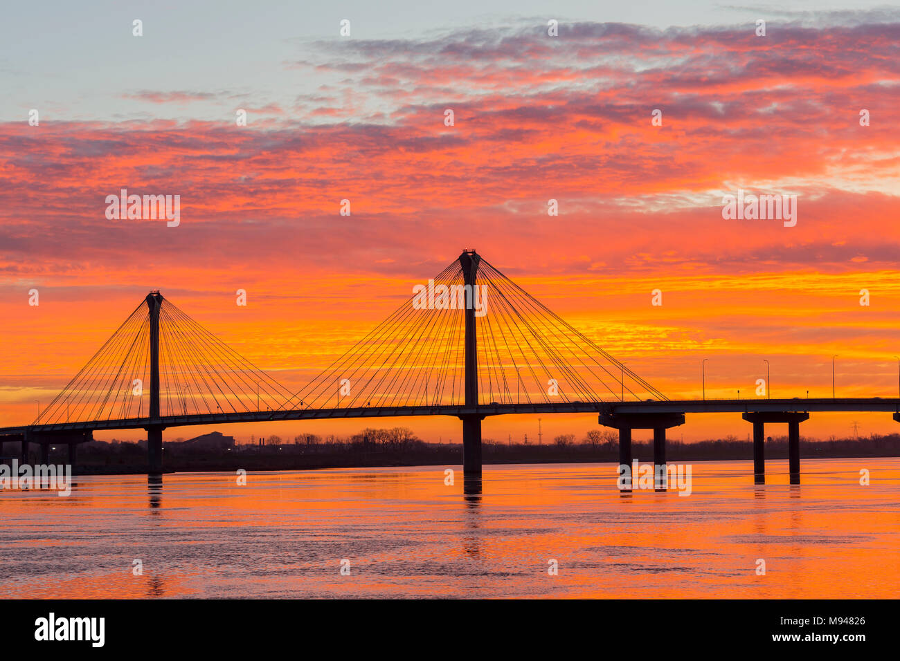63895-15603 Clark Bridge al tramonto sul fiume Mississippi Alton, IL Foto Stock