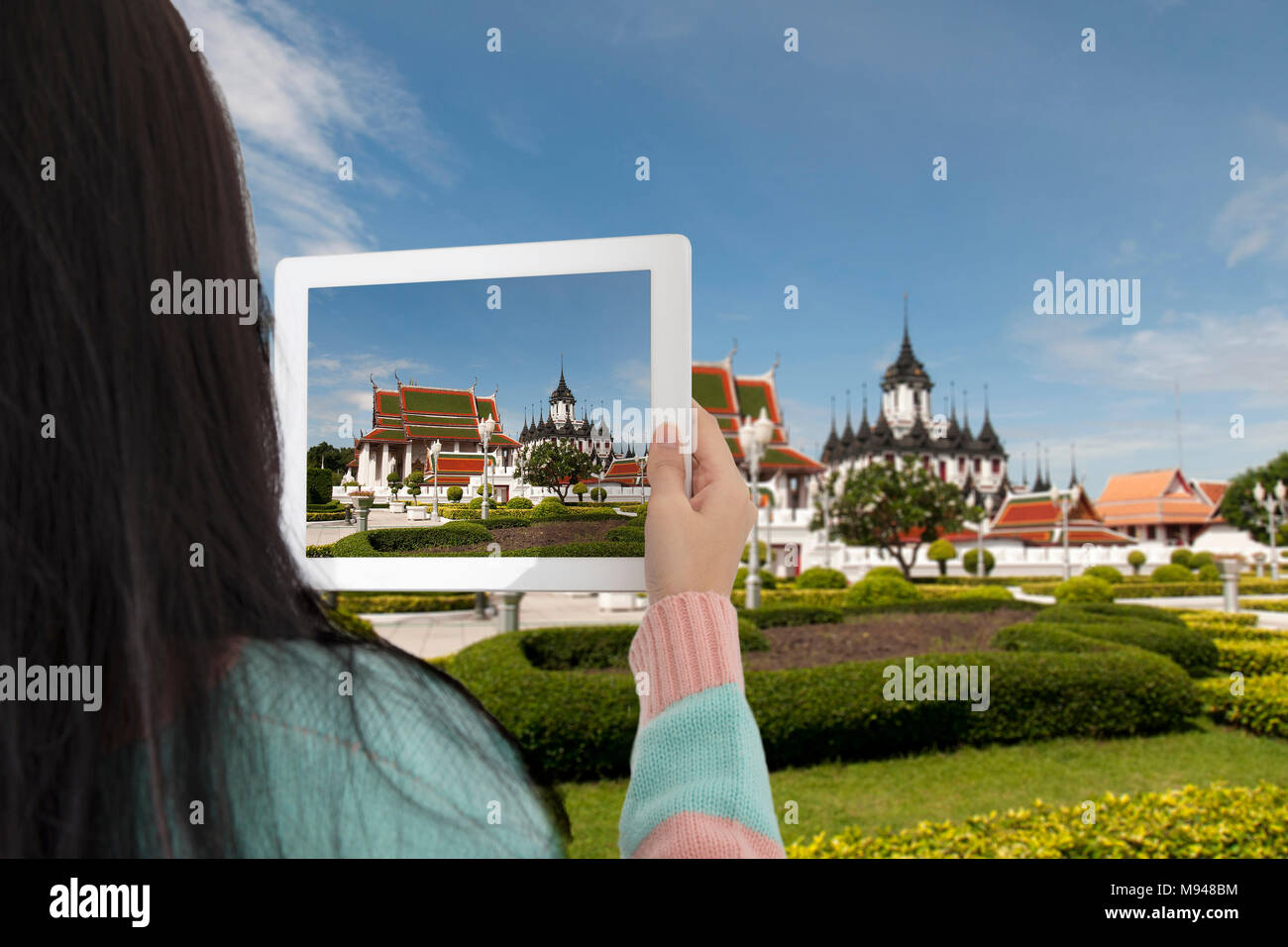 Ragazza turistica prendendo foto di Maha Jessada Bodin Pavilion e Castello di metallo famoso punto di riferimento in Tailandia Bangkok dal tablet. Foto Stock